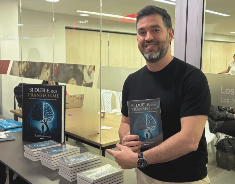 Julián presentando su libro en un stand de venta
