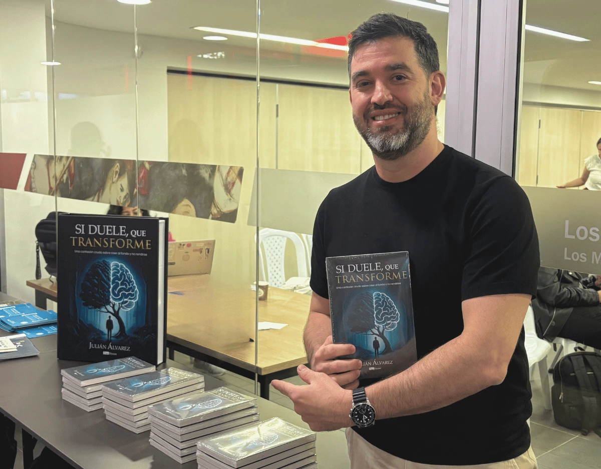 Julián presentando su libro en un stand de venta